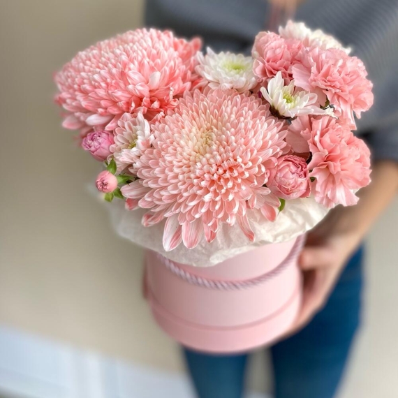 Цветы в коробке персиковый монохром